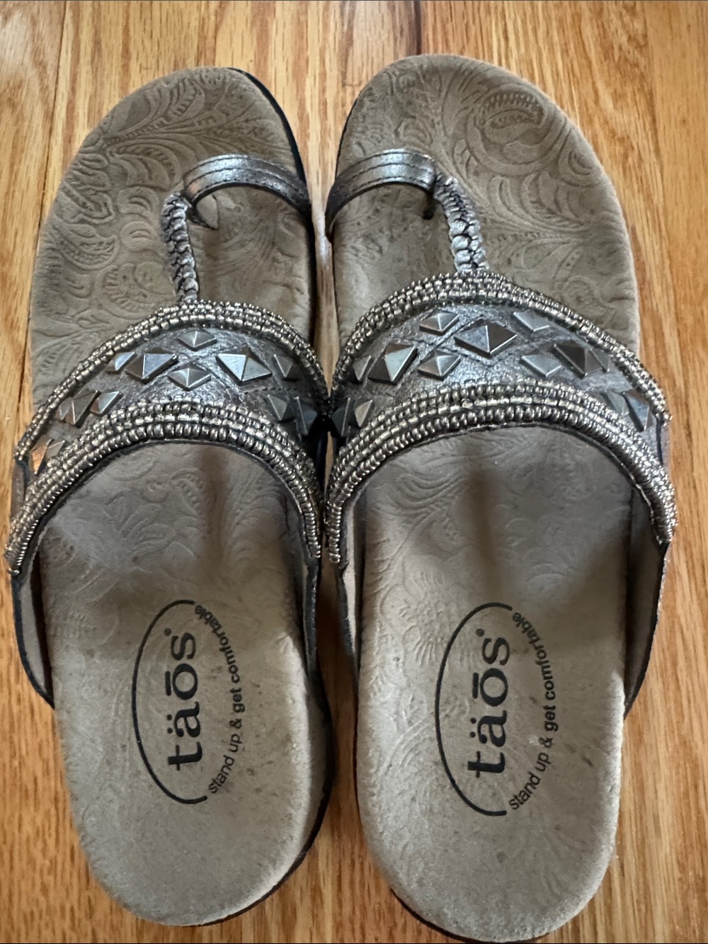 Taos Genie Metallic Pewter Silver Studded Thong Sandals, size 8 - Picture 2 of 6